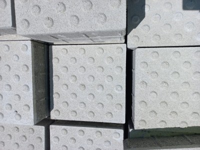 Betonska plošča, Linija Taktil, 30x30/8 - ČEPASTA, bela & siva